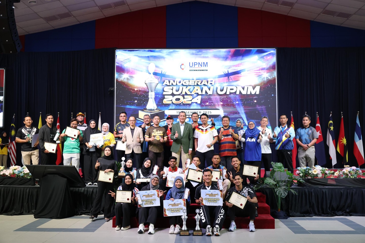 Atlet dan pasukan UPNM yang mencatat prestasi cemerlang sepanjang 2024 menerima pengiktirafan universiti.